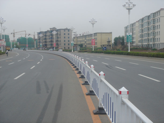 pvc道路护栏、pvc交通护栏、pvc隔离护栏  pvc河道护栏  pvc厂房护栏  pvc阳台护栏