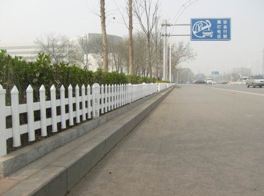 pvc草坪护栏、pcv绿化护栏  pvc市政护栏  pvc厂房护栏  pvc道路护栏