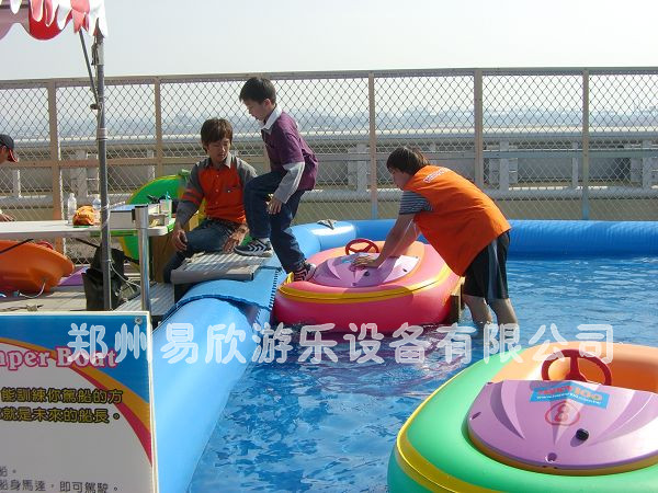 广东水上城市儿童手摇船，单人塑料船充气水池，电瓶船，充气城堡